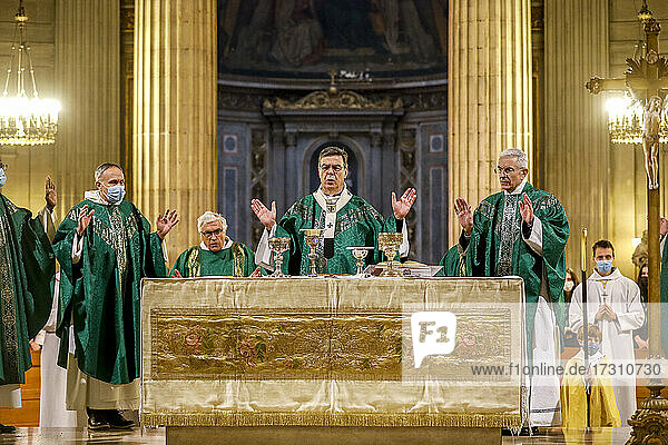 Erzbischof Michel Aupetit  Eucharistiefeier  Messe in der katholischen Kirche Saint-Philippe-du-Roule  Paris  Frankreich  Europa