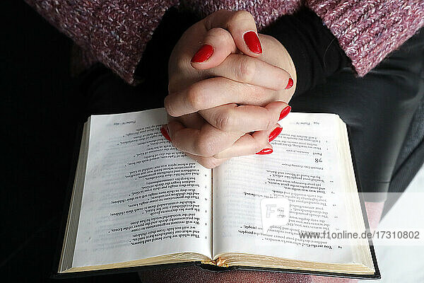 Frau liest zu Hause in der Bibel  Frankreich  Europa