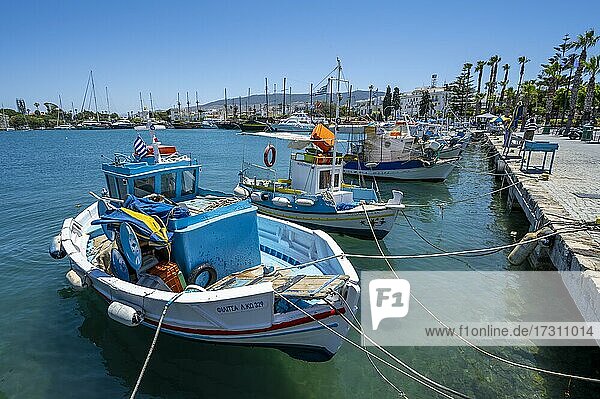 Griechisches Fischerboot im Hafen  Kos  Dodekanes  Griechenland  Europa