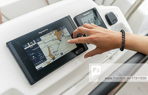 Hand nutzt den Bordcomputer eines Segelboots  Navigation  Dodekanes  Griechenland  Europa