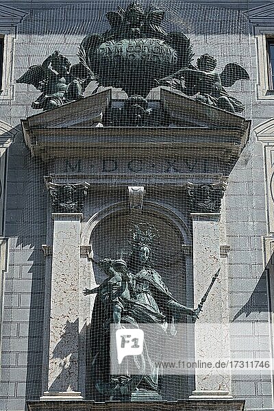 Westfront der Residenz mit Engeln Marienfigur und Jesuskind  München  Oberbayern  Bayern  Deutschland  Europa