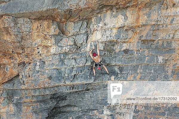 Kletterer im Vorstieg an einer Felswand  Sport-Klettern  Telendos  bei Kalymnos  Dodekanes  Griechenland  Europa