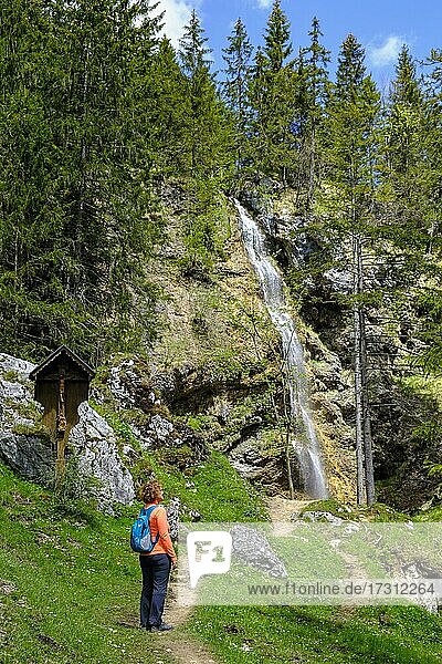 Wanderer vor dem Arzmoos Wasserfall  Arzbach  Arzmoos  Sudelfeld  Oberbayern  Bayern  Deutschland  Europa