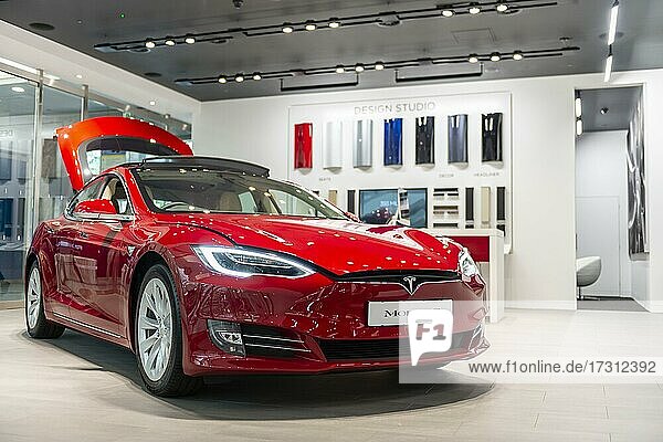 Roter Tesla Model S  in einem Autohaus  London  England  Großbritannien  Europa