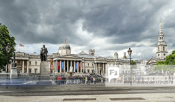 Trafalgar Square mit National Gallery und Kirche St. Martin-in-the-Fields  London  England  Großbritannien  Europa