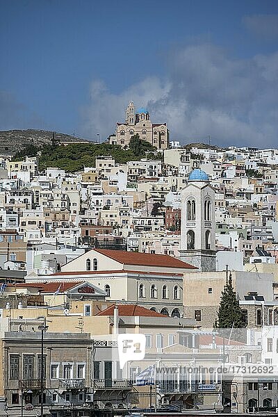 Stadtansicht  Anastasi Kirche oder Kirche der Auferstehung  Häuser von Ermoupoli  Syros  Kykladen  Griechenland  Europa