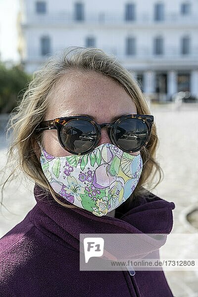 Junge Frau im Urlaub mit Mund-Nasen-Bedeckung  Maske gegen Corona  Griechenland  Europa