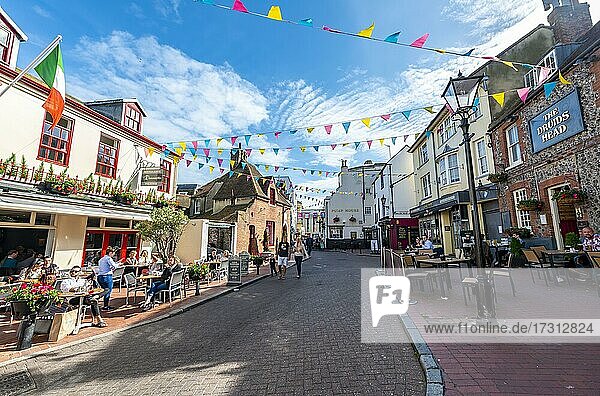 Straße mit Pubs und Restaurants mit bunten Flaggen  Altstadt  Brighton  East Sussex  England  Großbritannien  Europa