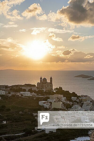 Ausblick von Ano Syros auf die Häuser von Ermoupoli mit der Anastasi Kirche oder Kirche der Auferstehung  Abendlicht  Ano Syros  Syros  Kykladen  Griechenland  Europa