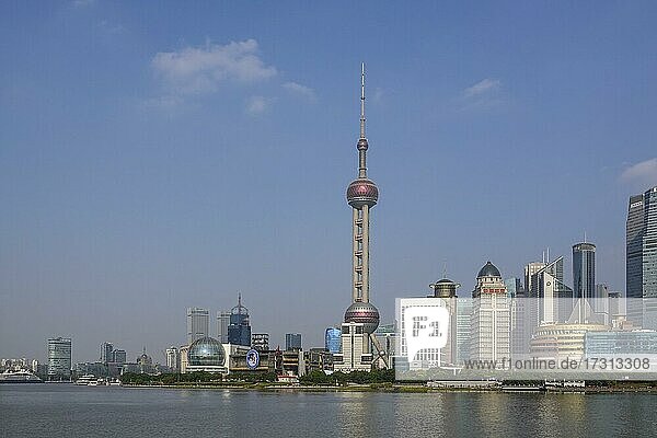 Blick über den Huangpu River auf die Skyline der Sonderwirtschaftszone Pudong mit Oriental Pearl Tower  Shanghai  Volksrepublik China