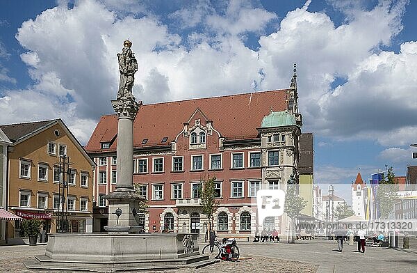 Marienplatz with town hall from 1897 with statue Georg von Frundsberg and Mariensäule  Mindelheim  Swabia  Bavaria  Germany  Europe