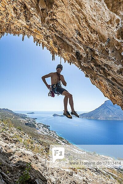 Grande Grotta  Sektor Armeos  Kletterer im Vorstieg  Sport-Klettern  Kalymnos  Dodekanes  Griechenland  Europa