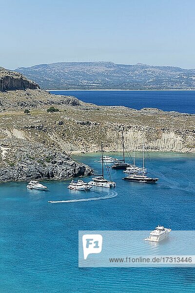 Motoryachten und Segelboote ankern vor der Küste  Lindos  Rhodos  Dodekanes  Griechenland  Europa