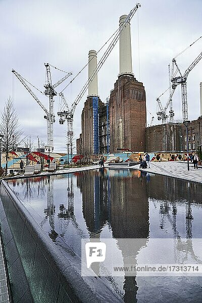 Battersea Power Station  Baustelle  Spiegelung  London  England  United Kingdom