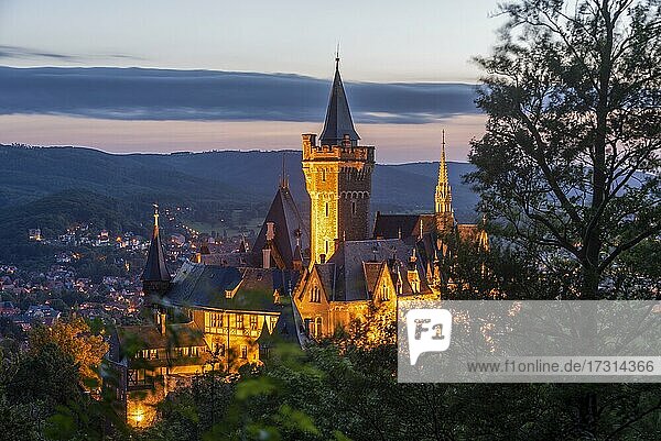 Schloss Wernigerode  Abenddämmerung  Wernigerode  Sachsen-Anhalt  Deutschland  Europa