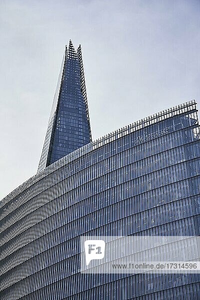 The Shard mit Glasfassade im Vordergrund  London  England  Großbritannien  Europa