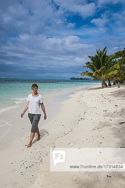 Frau spaziert am Strand von Lano in Savai'i  Südpazifik  Samoa  Ozeanien
