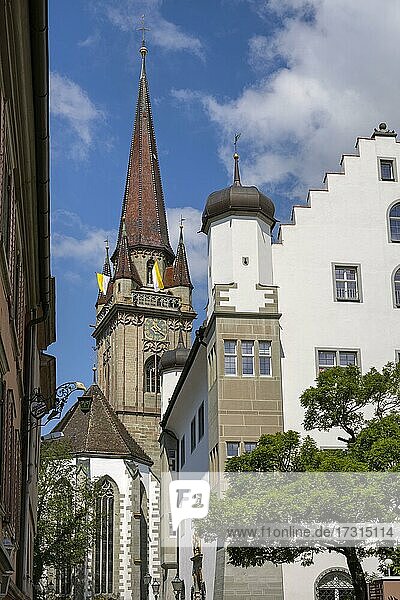 Der Münsterturm mit Hausherrenbeflaggung  rechts das österreichische Schlösschen  Radolfzell am Bodensee  Landkreis Konstanz  Baden-Württemberg  Deutschland  Europa