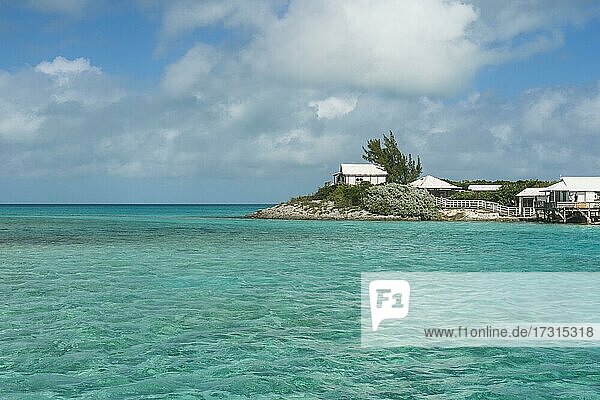 Kleines Hotel auf einem Caye im türkisfarbenen Wasser der Exumas  Karibik  Bahamas  Mittelamerika