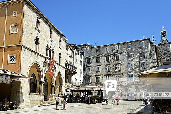 Häuser am Volksplatz Narodni Trg  links das Rathaus  rechts der Uhrturm  Altstadt  Split  Mittel-Dalmatien  Kroatien  Europa