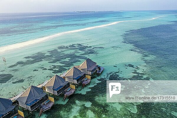 Luftaufnahme  Kuredu mit Wasserbungalows und Stränden  Laviyani Atoll  Indischer Ozean  Malediven  Asien