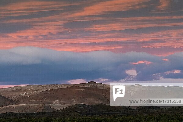 Wolken nach Sonnenuntergang  Vulkan Námafjall  Hochtemperaturgebiet Námaskarð oder Namskard  Námafjall  Mývatn  Nordisland  Island  Europa