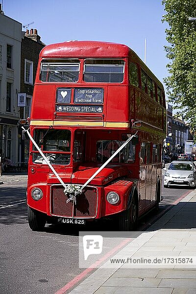 Alter Routemaster Bus an Straße von vorn mit Blumenschmuck  Wedding Special  London  England  Großbritannien  Europa