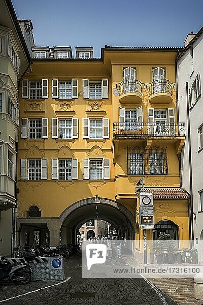 Klassizistisches Wohnhaus in der Altstadt von Bozen  Bolzano  Bozen-Südtirol  Trentino-Südtirol  Italien  Europa
