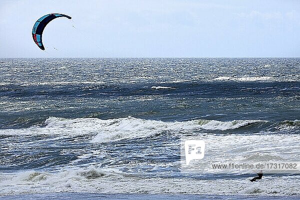 Kite Surfer in der Meeresbrandung  Nordsee  Westküste Hörnum  Sylt  Nordfriesland  Schleswig-Holstein  Deutschland  Europa