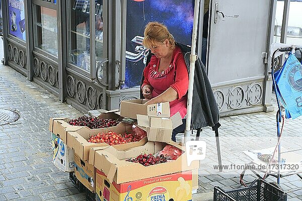 Verkäuferin von Kirschen vor dem Privoz Lebensmittelmarkt  Odessa  Ukraine  Europa