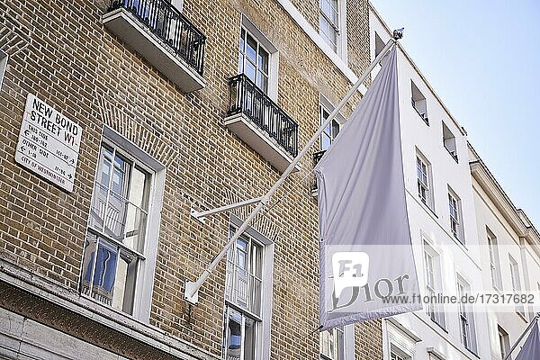 Dior Fahne an alter Hauswand  New Bond Street  London  England  Großbritannien  Europa