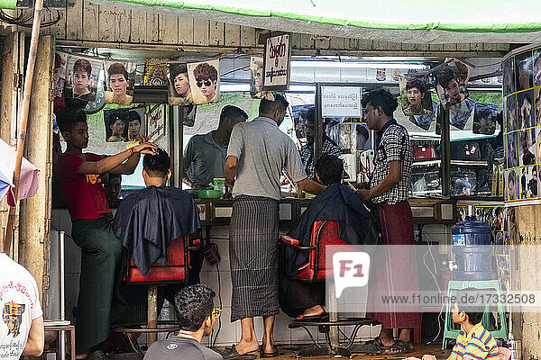 Beschäftigte Friseure in Yangon  Myanmar
