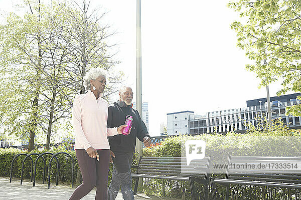 Ältere Frau geht mit Mann im Park spazieren