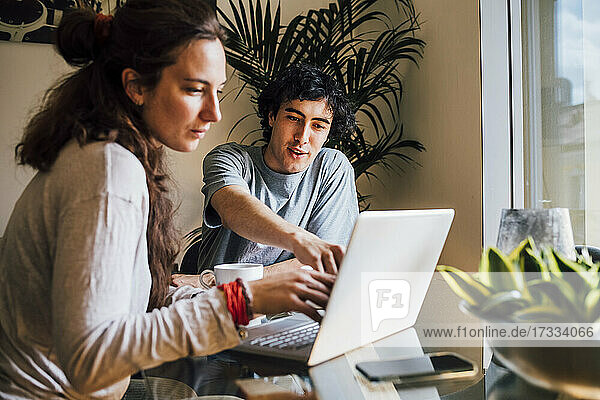 Planung eines Paares bei Verwendung eines Laptops zu Hause