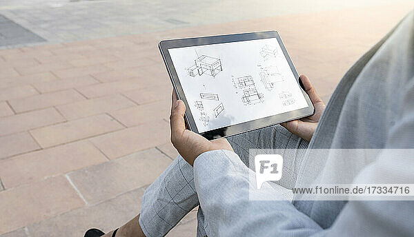 Architektin prüft Bauplan auf digitalem Tablet