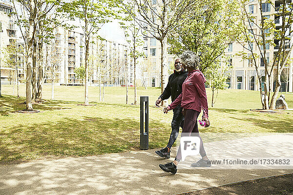 Mann und Frau gehen in einem öffentlichen Park spazieren