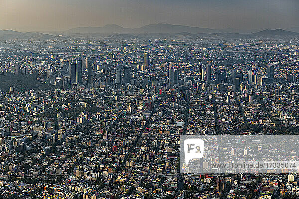 Mexiko  Mexiko-Stadt  Luftaufnahme der dicht besiedelten Stadt in der Abenddämmerung