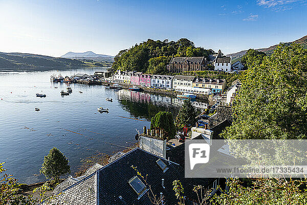 UK  Schottland  Portree  Hafen der Küstenstadt