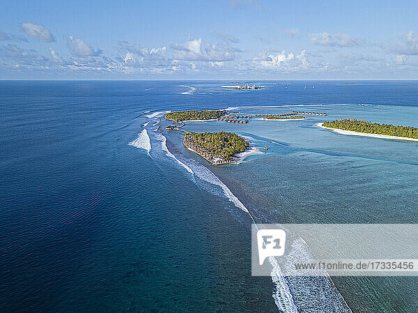 Malediven  Luftaufnahme der Insel Naladhu  umgeben vom blauen Wasser des Indischen Ozeans