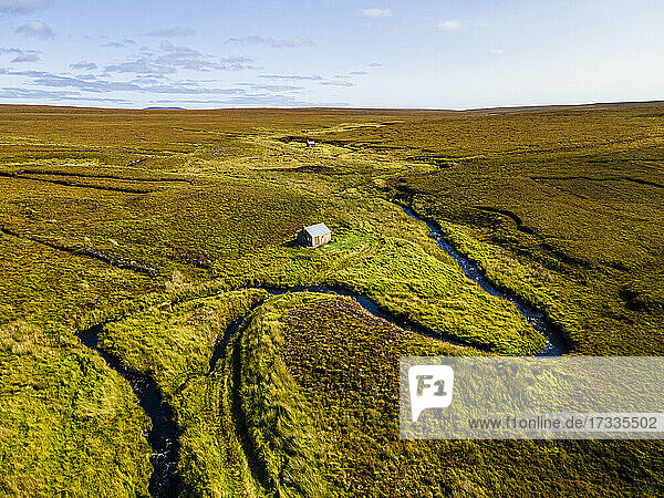 UK  Schottland  Luftaufnahme einer abgelegenen Hütte in einem weiten grünen Moorgebiet auf der Isle of Lewis