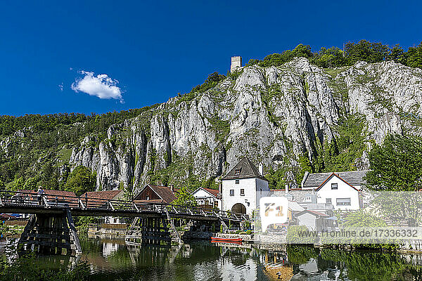 Deutschland  Bayern  Essing  Stadt am Ufer der Altmuhl mit steilem Felsen im Hintergrund