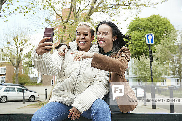 Glückliches lesbisches Paar nimmt Selfie zusammen durch Smartphone