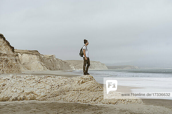 Mann steht auf einem Felsen am Strand von Point Reyes  Kalifornien  USA