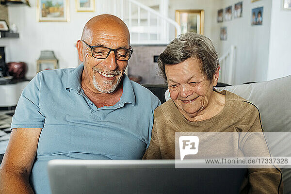 Ältere Frau benutzt Laptop mit Sohn zu Hause