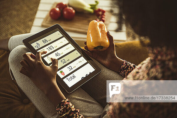 Frau plant Diät mit digitalem Tablet zu Hause