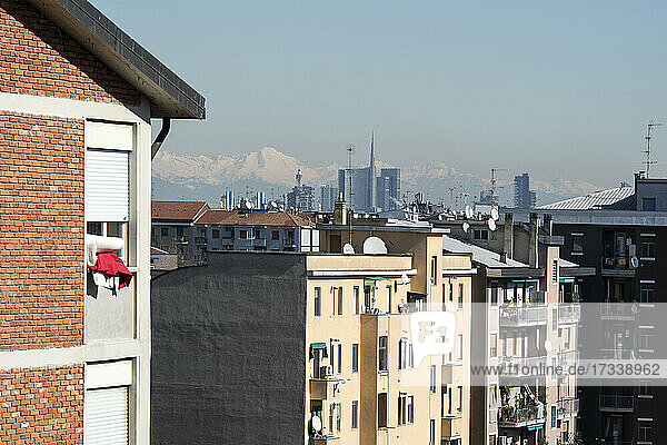 Italien  Lombardei  Mailand  Stadtbild mit Unicredit-Turm vom Stadtteil Giambellino aus
