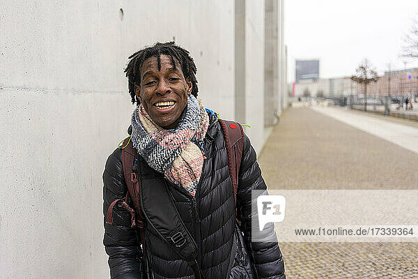 Deutschland  Berlin  Porträt eines lächelnden Mannes in der Stadt