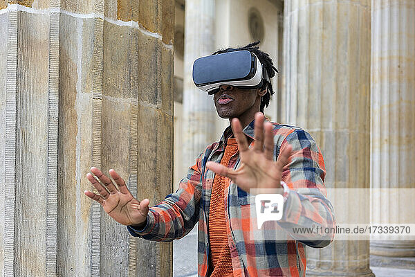Deutschland  Berlin  Mann benutzt Virtual-Reality-Brille in der Stadt