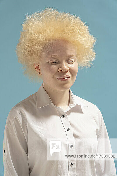 Studio-Porträt einer Albino-Frau im weißen Hemd