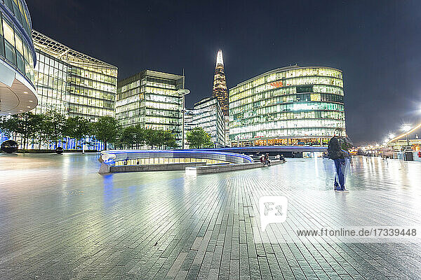 UK  London  Moderne Bürogebäude bei Nacht